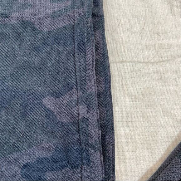 Spanx Look At Me Now Seamless Leggings in Black Camo Size Small - Picture 7 of 9